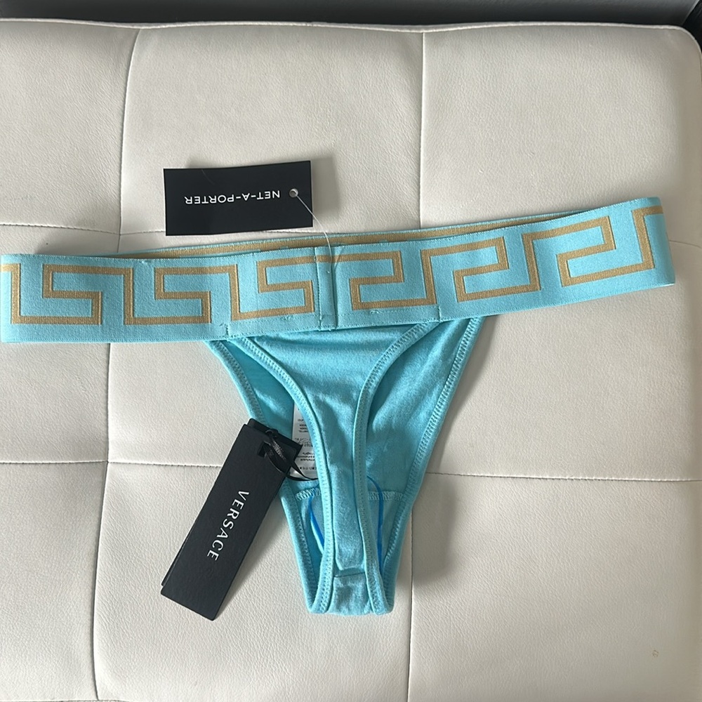 Versace - Picture 2 of 4